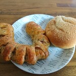 Carin Bakery - 罗勒番茄280日元，咖喱肉酱面包240日元