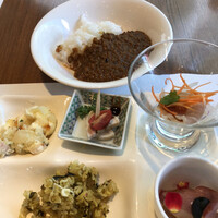グランカフェ - グラタンとドライカレーと、ピラフが美味しい。 グランカフェ - グラタンとドライカレーと、ピラフが美味しい。