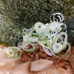 らぁーめん 夢屋台 - 海苔にトロトロ軟骨は、スープに沈んで(笑)