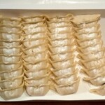 目黒 ぎょうざ 宝舞 - 料理写真:割り切れない43個入り(笑)