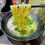 がんや - 麺は三河屋製麺製の中細ストレート麺