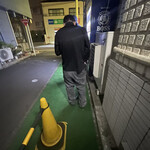 ラーメン二郎 - 待ちスタート... 先は長〜いぞ　2021.11.17 Wed.