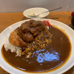 ビストロ 883 - カツカレー（900円）ルーは、牛すじカレーがベース