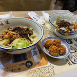 Wan Rakuen - ビャンビャン麺！　左が辛め　右が普通