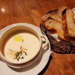 Pikkoro Mondo - 冷製いろんな野菜スープ、手作りフォカッチャとパン（2名分）