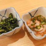 立呑み晩杯屋 - 小松菜ナムル(150円)と白子ポン酢(250円)