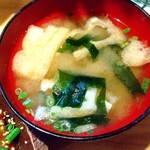 本陣 - 揚げと豆腐とワカメの味噌汁。名古屋では珍しい白味噌ですが…美味しいんです(^-^)