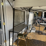 喫茶 ベレー - 屋外席はパイプ椅子です。屋根はあり。