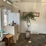 喫茶 ベレー - お冷はセルフです。大きな扉からおやつが続々でてくる。あの向こうはどんな感じなんだろう。不思議なお店です。