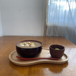 喫茶 ベレー - お椀にたっぷり。栗でできたお汁粉！！笠間栗のおしるこ　白玉入り　950円。円