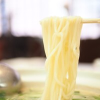 新橋亭 - 鶏土鍋煮込みそば：麺