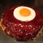 広島お好み焼き　鉄板焼　ゆうちゃん - 写真の麺はダブルで！ちなみに、学生さん向けで四玉も五玉も同じ料金なのだとか！先日もラガーマンの学生が、四玉の巨大まん丸お好み焼きを美味しそうに頬張っていました。