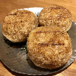 串焼キ カメチヨ・シャルボン - 焼おにぎり(バター醤油味)