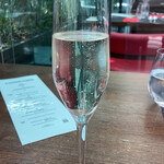 TRATTORIA CREATTA - 席でサーブされるスパークリングワインは美味♡