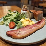 マザームーンカフェ - このぶっといベーコン！塩加減も抜群やった。