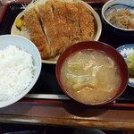 楠 - チキンカツ定食(670円)