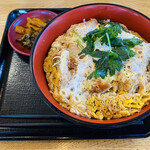 三軒家 - 「カツ丼（お新香付き）」550円税込み♪