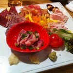 旅人酒場　武蔵 - 刺身三点ハーフ盛り（手前　大山鶏上ハツ刺し、左奥　牛動脈刺し、中央奥　軍鶏もも刺しと皮刺し、右奥鶏わさ、1,200円）