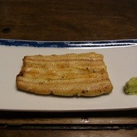 明神下 神田川 本店 - 白焼（これで半分）