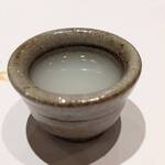 鮨 青海 品川店 - お酒の前に先付けに、しじみ一番出汁！