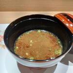 鮨 青海 - 留椀は、とろろ昆布の赤だし味噌汁でした。