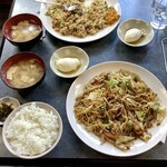 味恵 - 手前がやきそば定食(480円/税込)、奥がやきめし(400円/税込)