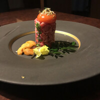 黒毛和牛焼肉 虎斑 北新地店 - 赤みユッケ　雲丹も♡ 蘭王ブランドの卵黄