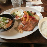 ミニヨン　坂ノ上 - 贅沢定食のメインはダッチオーブンの豚肉のコンフィとロースト野菜と、鮭のソテー〜きのことごぼうのソース〜をチョイス