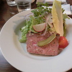 ミニヨン　坂ノ上 - 贅沢定食の田舎風パテとグリーンサラダでございます