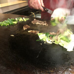 ホルモン料理専門處 利根屋 - 目の前で焼かれちゃ、堪らない。笑