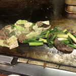 ホルモン料理専門處 利根屋 - 左、ロースタレ。右、コウネ塩。