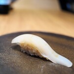 すし処 ひさ田 - はりいか。美しい握りのフォルム。濃厚で甘い。