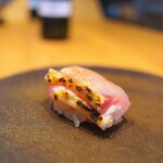 すし処 ひさ田 - しまあじを炙りで。旨みがぐっと増す。