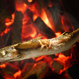尽享每天直送的伊豆应季鱼。使用备长炭的炭火烧是绝品!