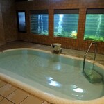 九兵衛旅館 - 大浴場「川の湯」は水槽の金魚を見ながら
