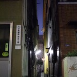 薪鳥新神戸 - 家と家の間を進みます。