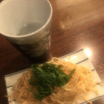 立ち呑み くにし - 明太スパサラ&黒糖焼酎お湯割り