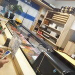 すし処 若 - カウンター席からの眺めです(*´艸｀*)☆
      明るくて清潔感ある店内な感じ