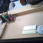 すし処 若 - 着席時のセッティング&卓上(2席の間に設置…)