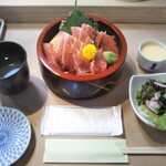 すし処 若 - 本鮪とろ漬け丼1200円也(*´艸｀*)♡
      お吸物がまだ来てない時です…