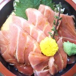 すし処 若 - 始め､受取ってよく見た時…
      全面とろ漬けが敷き詰められてる訳ではなくて…
      大葉の裏側には厚焼き卵が乗っているのでチョットガッカリした気分でしたが…
      本鮪の厚みと食べ応えを実感してる内満足感＆高揚感が↑