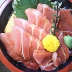 すし処 若 - 薬味にもなる紫蘇の身も付いてました(〃∇〃)♫
      香りが良いしプチプチ食感も好きなので♡
      山葵に菊…盛り付けキレイです