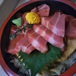 すし処 若 - 逆側からも撮ってみた
      本鮪の厚みとか見えます？？Σ(ﾟ∀ﾟﾉ)ﾉ結構分厚いよね〜！？大葉の影には玉子にガリ…胡瓜もチラッと見えてる〜(笑)