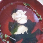 すし処 若 - お吸物には白子が入ってましたΣ(ﾟ∀ﾟﾉ)ﾉ(汗)
      お手頃ランチ…なのに手抜がありません！
      白子…あまり好んで食べませんが鮮度もクセも無くぷるんとした食感で驚きました♡魚の身にわかめ､葱等が少々…旨！