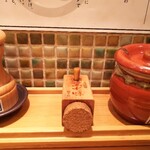 麺匠 たか松 - 他店でもポピュラーとなった黒七味の横には貴重なあおさの壺が。