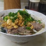 御食事処 だるま - 肉うどん (税込)500円 ※ほぼ正面から(2021.11.18)