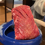 旨味熟成肉専門 焼肉 ふじ山 - 富士山型の陶器の上でスモークされるハラミちゃん