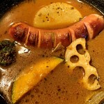 スパイス＆スマイル - ジャンボフランクと根菜のスープカレー