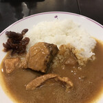 たいめいけん - カレーライス８００円。見るからに駅ナカのお店とは違い、わくわくでした。が。。。甘くもスパイシーでもなく、美味しくとは言いがたい味わいでした。。（；＿；）