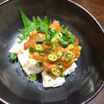 三酉屋 - クリームチーズ酒盗がけ550円